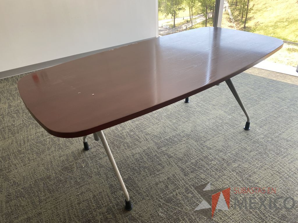 Lote 026 - Mesa de trabajo para 1 persona, con 4 patas metálicas y cubierta color café.