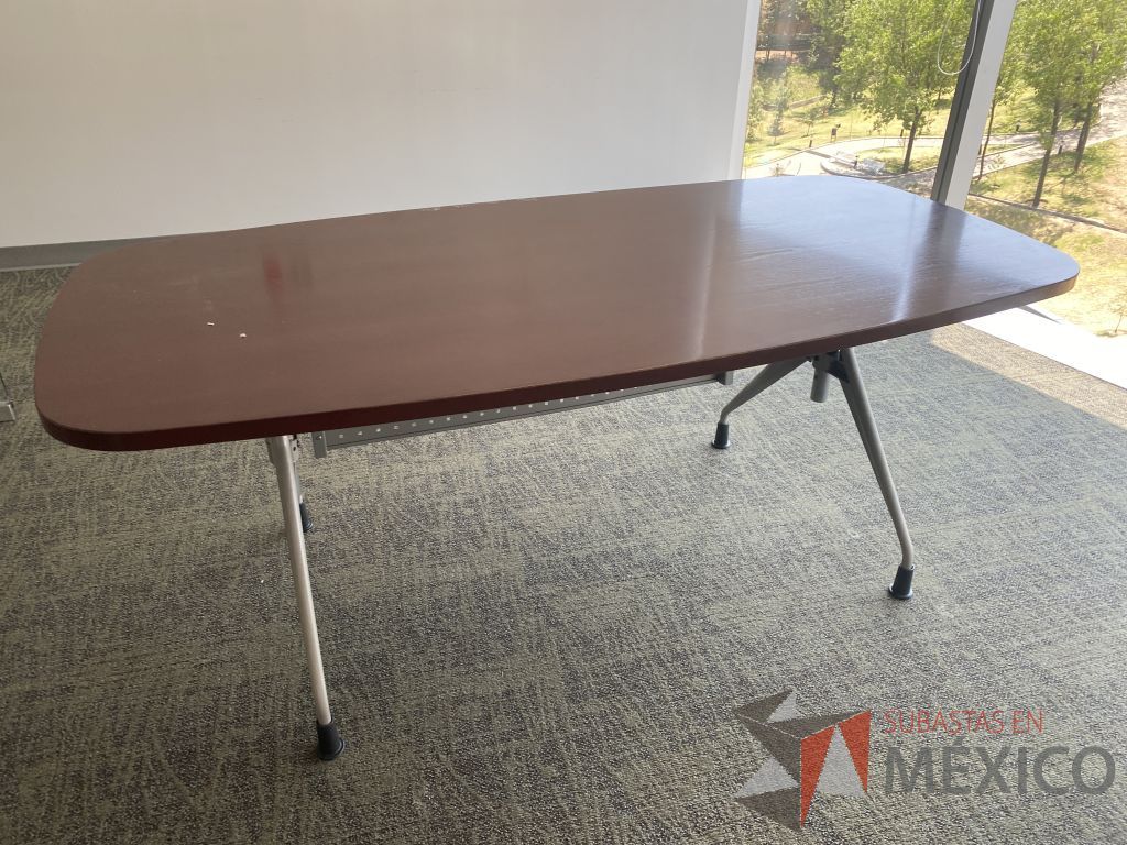 Lote 026 - Mesa de trabajo para 1 persona, con 4 patas metálicas y cubierta color café. - Imagen 4