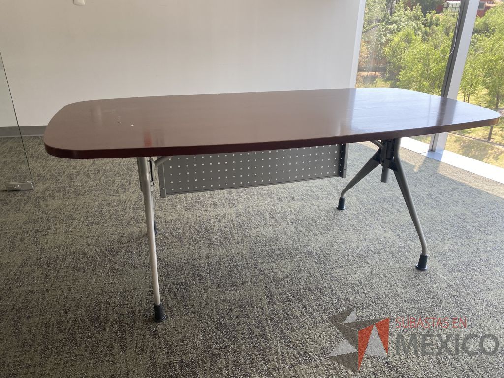 Lote 026 - Mesa de trabajo para 1 persona, con 4 patas metálicas y cubierta color café. - Imagen 5