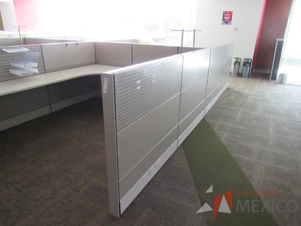 Lote 099 - Estación de trabajo para 4 personas y 2 Mesa en forma de gota. - Imagen 2