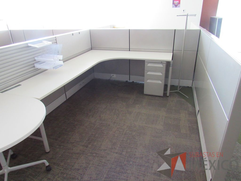 Lote 099 - Estación de trabajo para 4 personas y 2 Mesa en forma de gota. - Imagen 3
