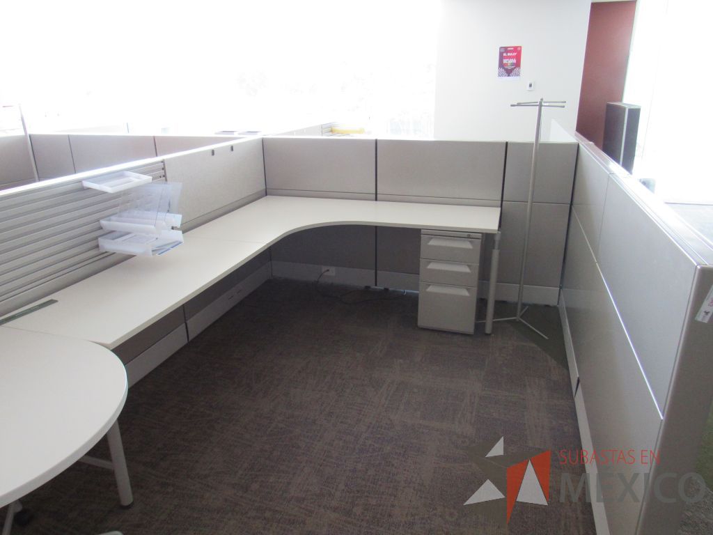 Lote 099 - Estación de trabajo para 4 personas y 2 Mesa en forma de gota. - Imagen 4