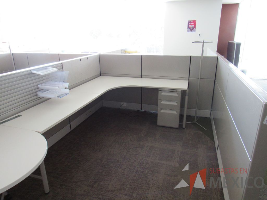 Lote 099 - Estación de trabajo para 4 personas y 2 Mesa en forma de gota. - Imagen 5