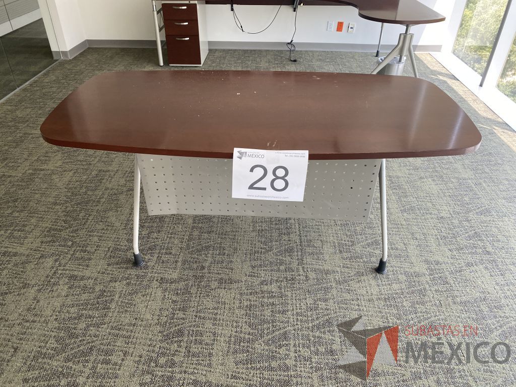 Lote 028 - Mesa de trabajo para 1 persona, con 4 patas metálicas y cubierta color café - Imagen 5