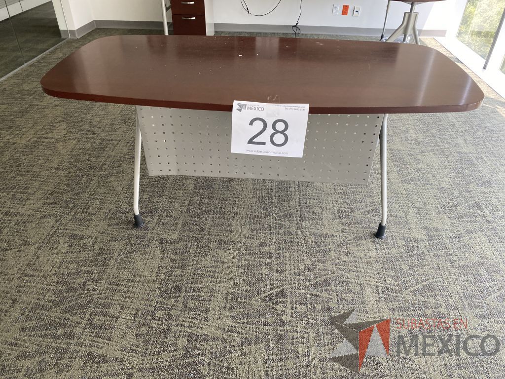 Lote 028 - Mesa de trabajo para 1 persona, con 4 patas metálicas y cubierta color café - Imagen 6