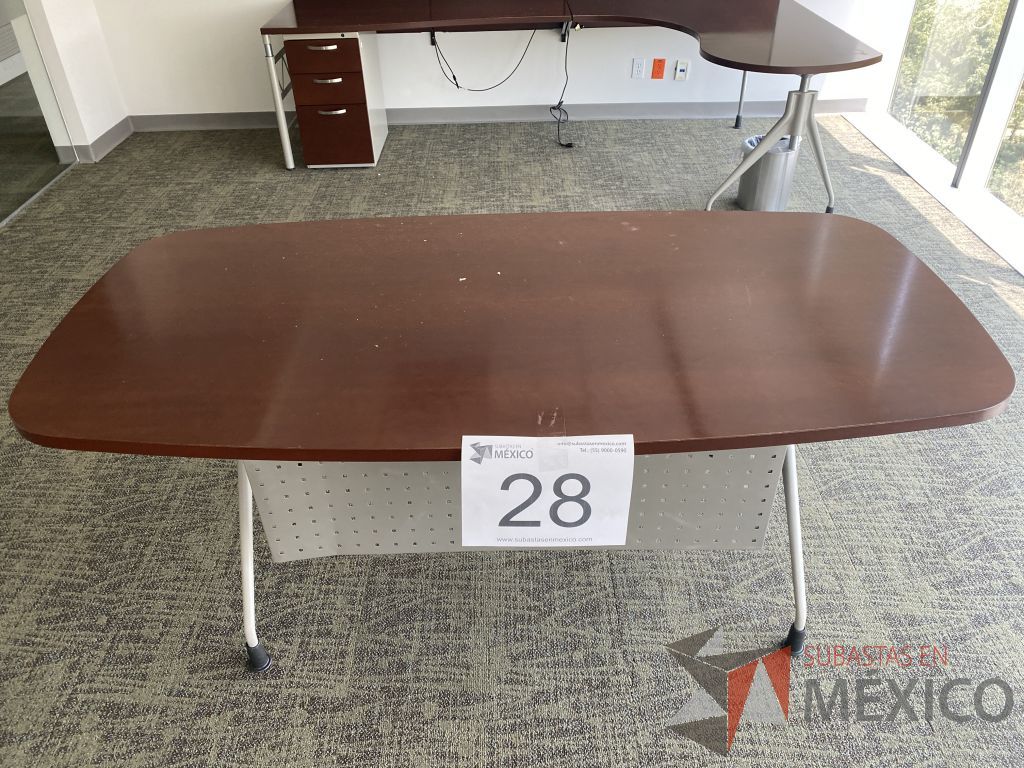 Lote 028 - Mesa de trabajo para 1 persona, con 4 patas metálicas y cubierta color café