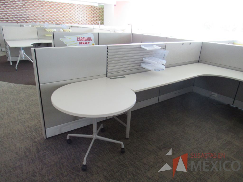 Lote 099 - Estación de trabajo para 4 personas y 2 Mesa en forma de gota. - Imagen 6