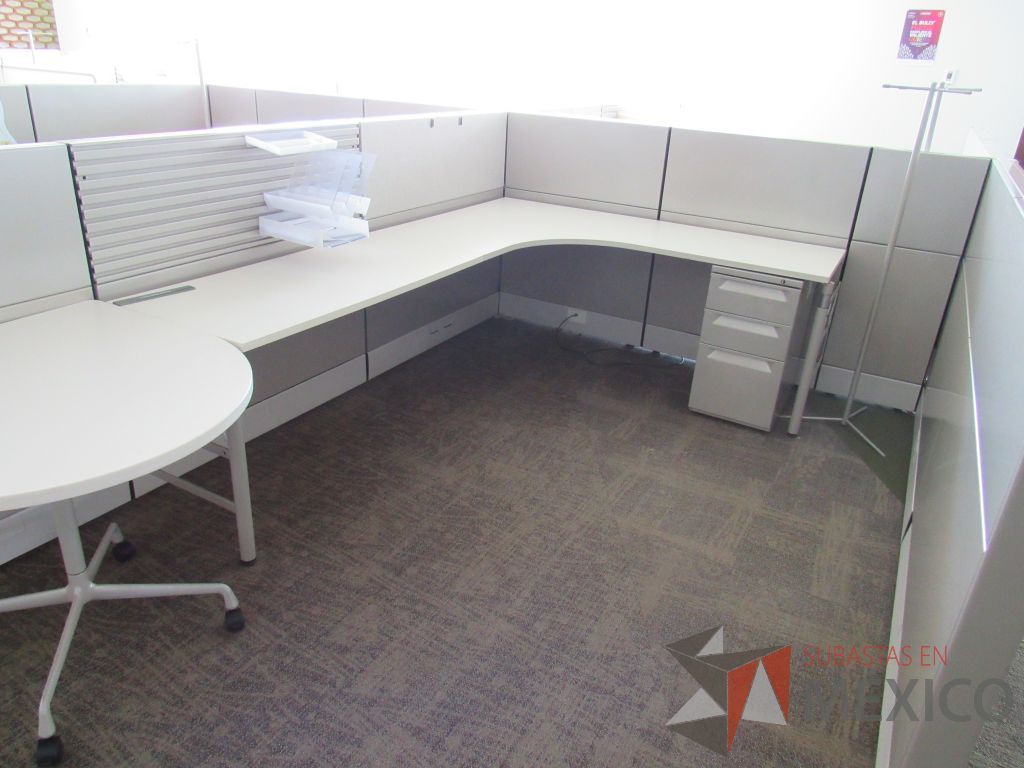 Lote 099 - Estación de trabajo para 4 personas y 2 Mesa en forma de gota. - Imagen 7