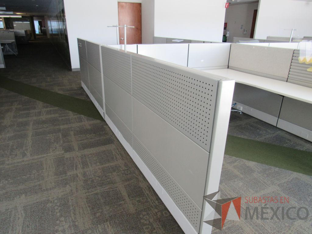 Lote 099 - Estación de trabajo para 4 personas y 2 Mesa en forma de gota. - Imagen 8