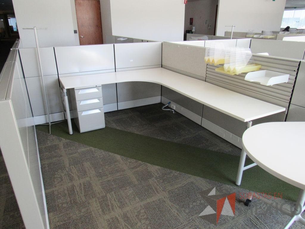 Lote 099 - Estación de trabajo para 4 personas y 2 Mesa en forma de gota. - Imagen 9