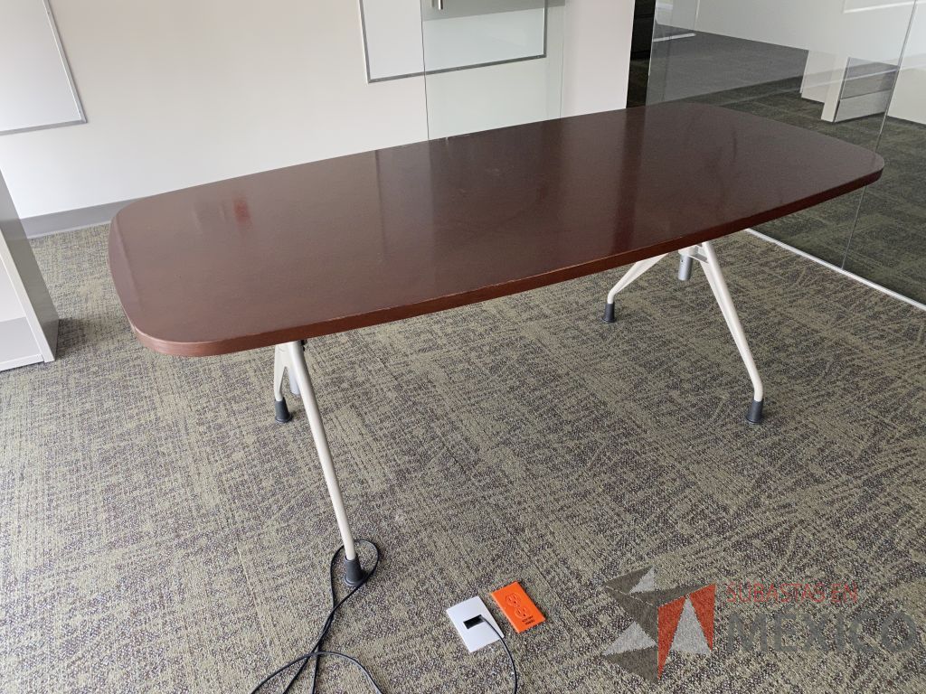 Lote 030 - Mesa de trabajo para 1 persona, con 4 patas metálicas y cubierta color café.