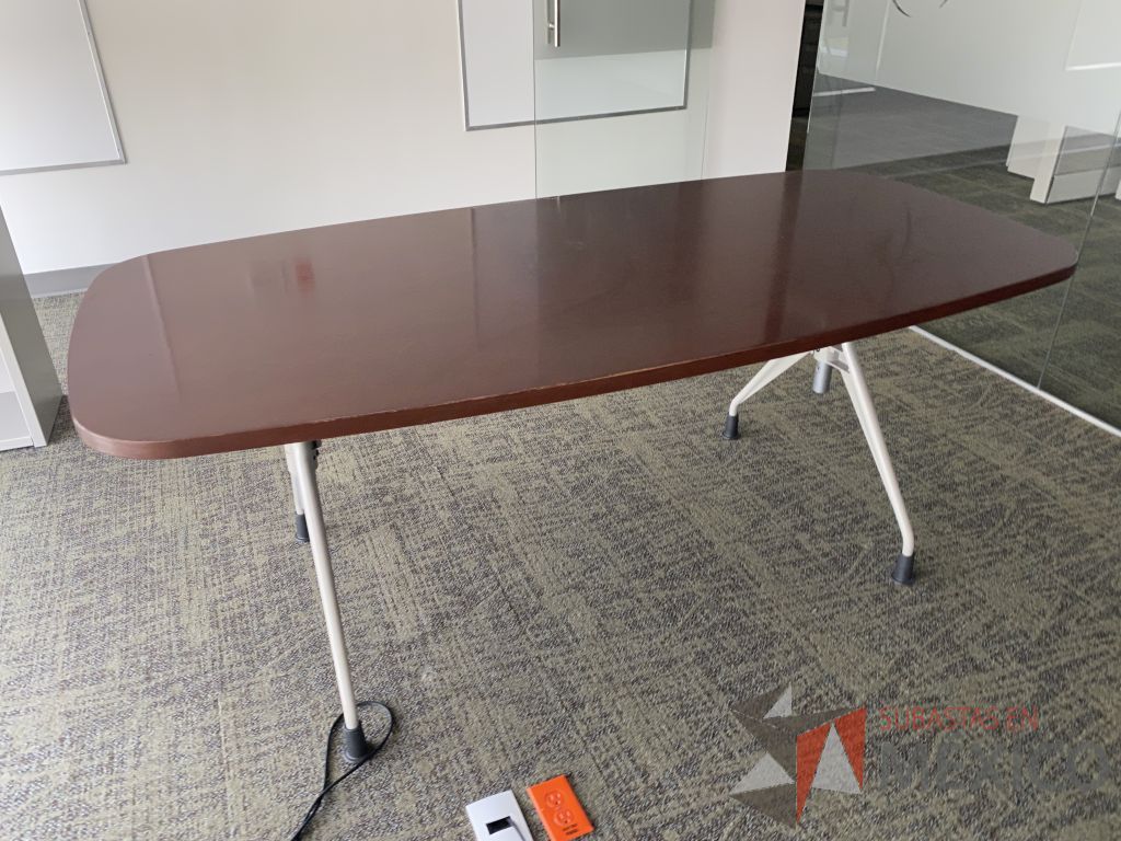 Lote 030 - Mesa de trabajo para 1 persona, con 4 patas metálicas y cubierta color café. - Imagen 7