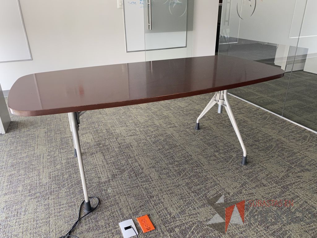 Lote 030 - Mesa de trabajo para 1 persona, con 4 patas metálicas y cubierta color café. - Imagen 8