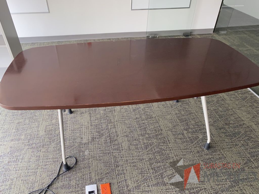 Lote 030 - Mesa de trabajo para 1 persona, con 4 patas metálicas y cubierta color café. - Imagen 9