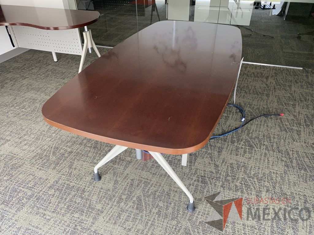 Lote 038 - Mesa de trabajo para 1 persona, con 4 patas metálicas y cubierta color café.