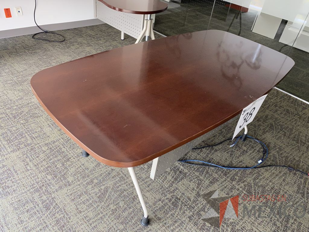 Lote 038 - Mesa de trabajo para 1 persona, con 4 patas metálicas y cubierta color café. - Imagen 6