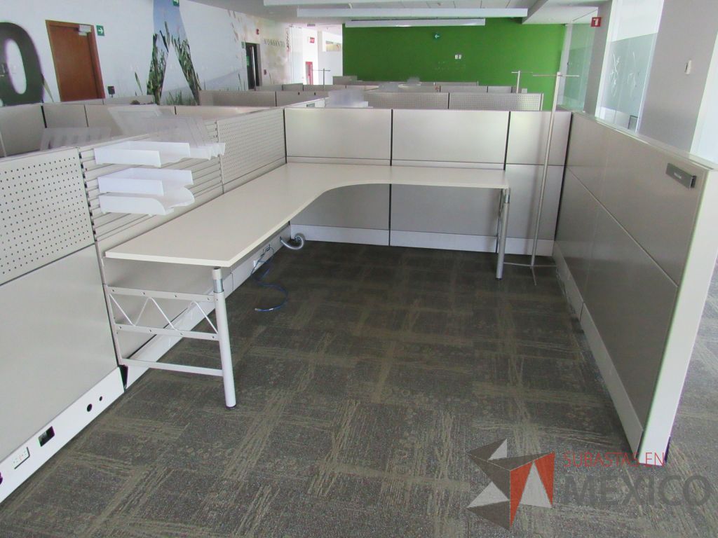 Lote 055 -Estación de trabajo para 17 personas y 12 archiveros de 3 cajones - Imagen 2