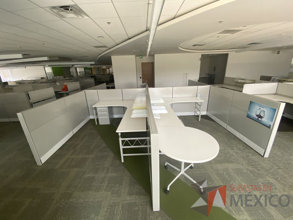 Lote 099 - Estación de trabajo para 4 personas y 2 Mesa en forma de gota. - Imagen 17