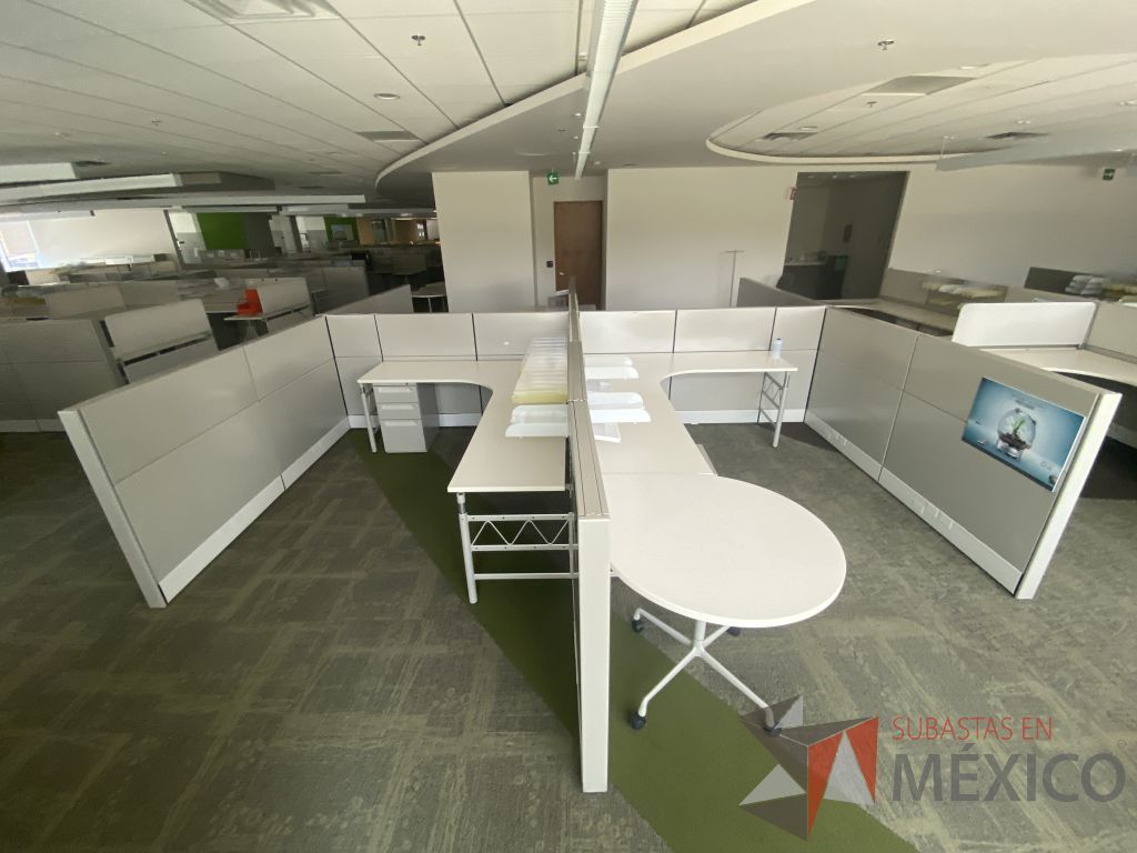 Lote 099 - Estación de trabajo para 4 personas y 2 Mesa en forma de gota.