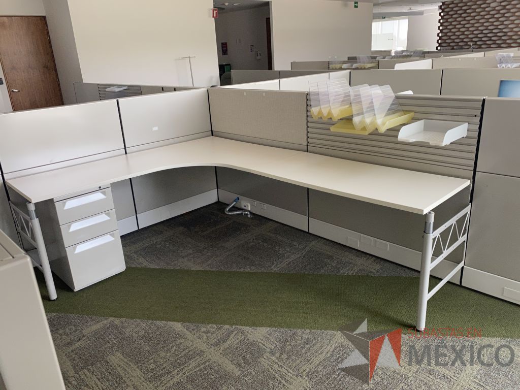 Lote 099 - Estación de trabajo para 4 personas y 2 Mesa en forma de gota. - Imagen 18