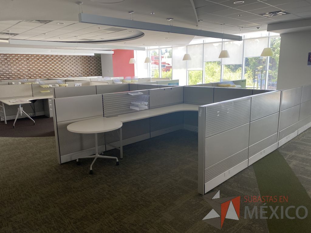 Lote 099 - Estación de trabajo para 4 personas y 2 Mesa en forma de gota. - Imagen 19