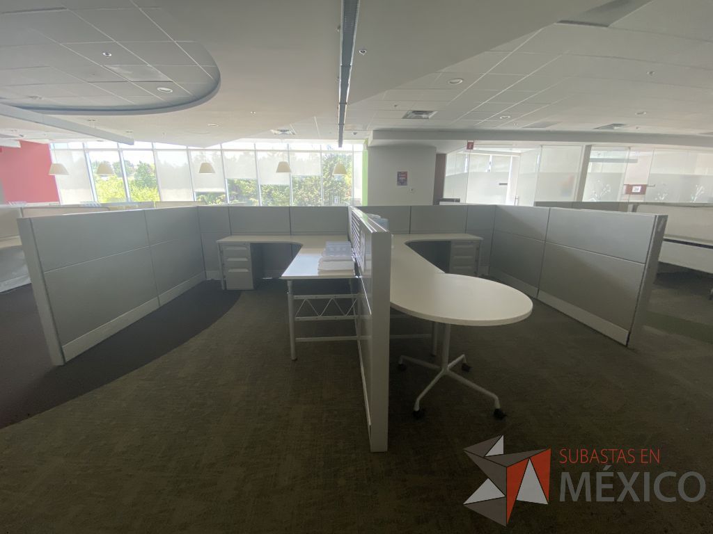 Lote 099 - Estación de trabajo para 4 personas y 2 Mesa en forma de gota. - Imagen 20