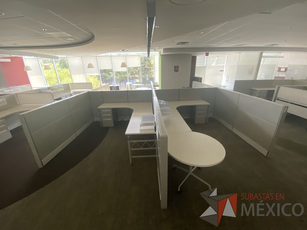Lote 099 - Estación de trabajo para 4 personas y 2 Mesa en forma de gota. - Imagen 21