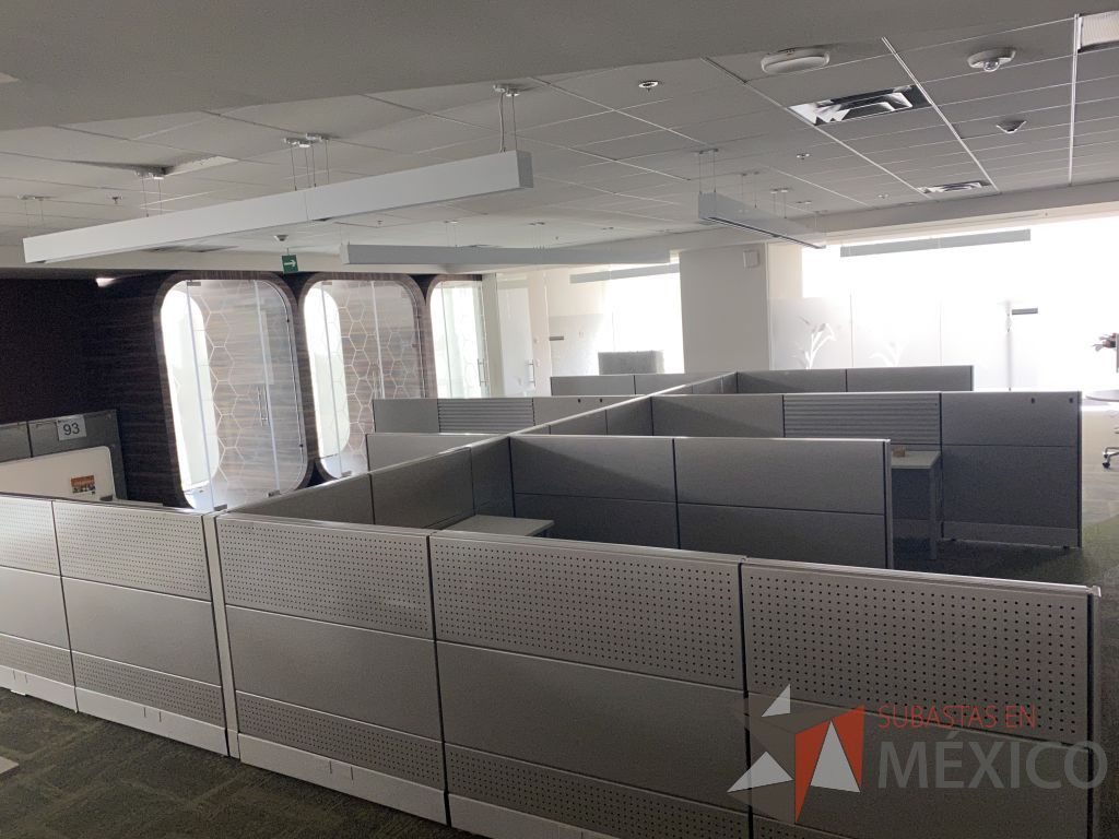 Lote 009 - Estación de trabajo para 6 personas con 6 archiveros verticales