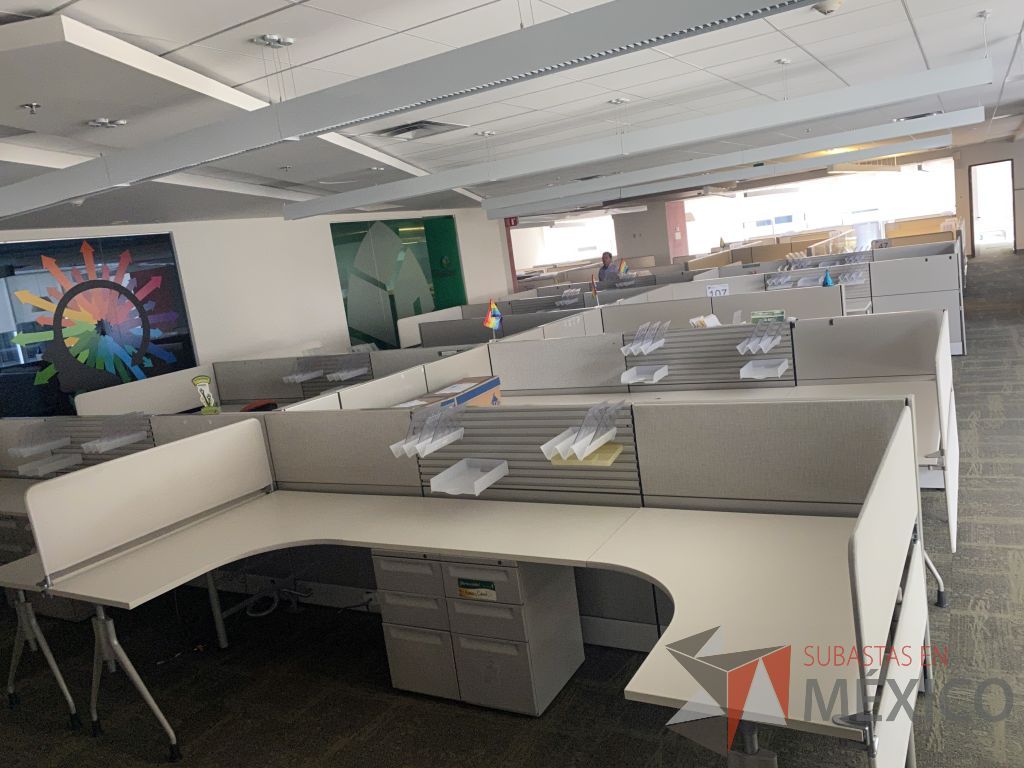 Lote 107 - Estación de trabajo para 10 personas, 10 archiveros de 3 cajones y 5 percheros - Imagen 15