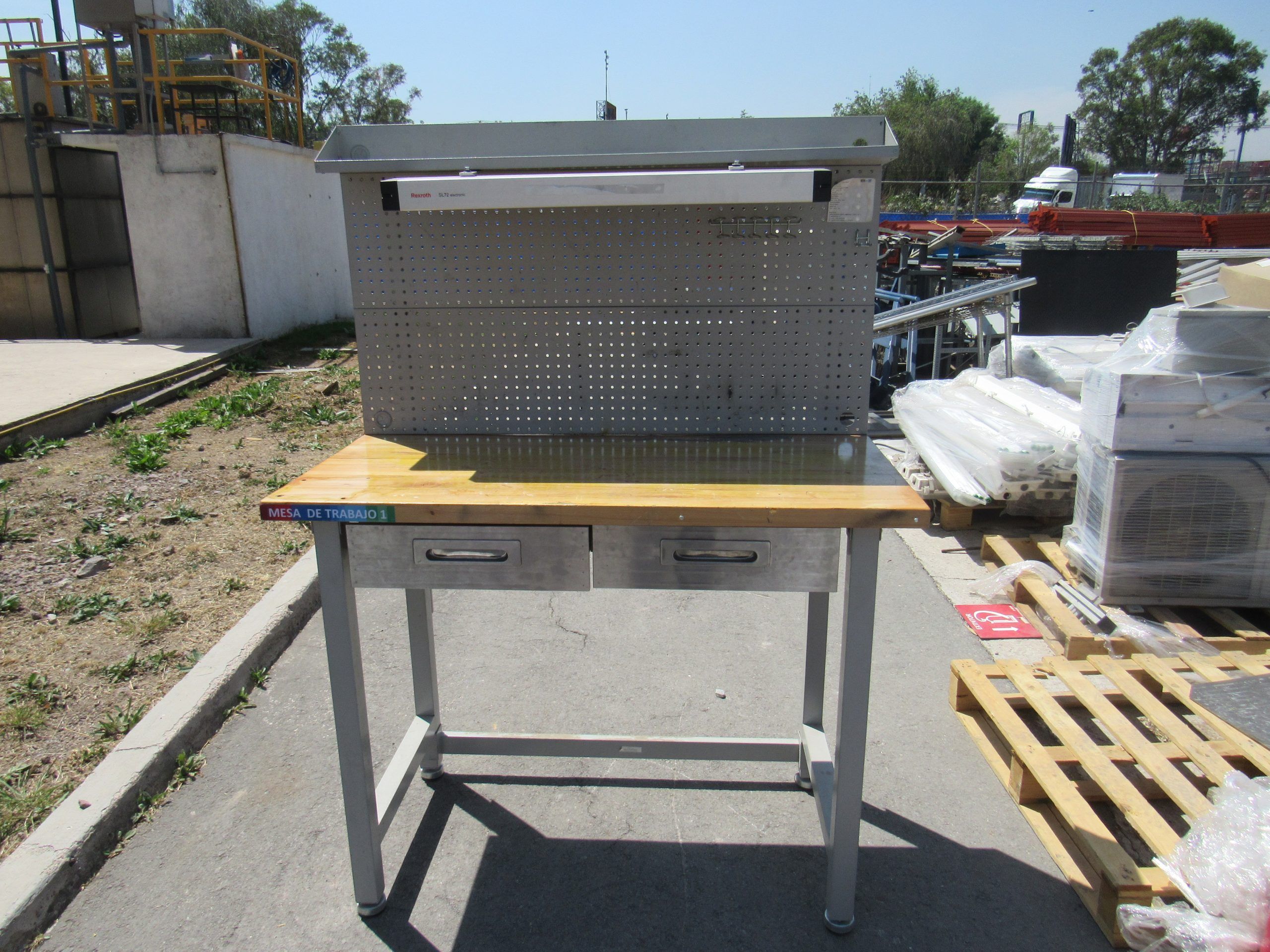 Lote 028 - Mesa de trabajo con cubierta tipo madera, repisa, lampara y 2 cajones - Imagen 3