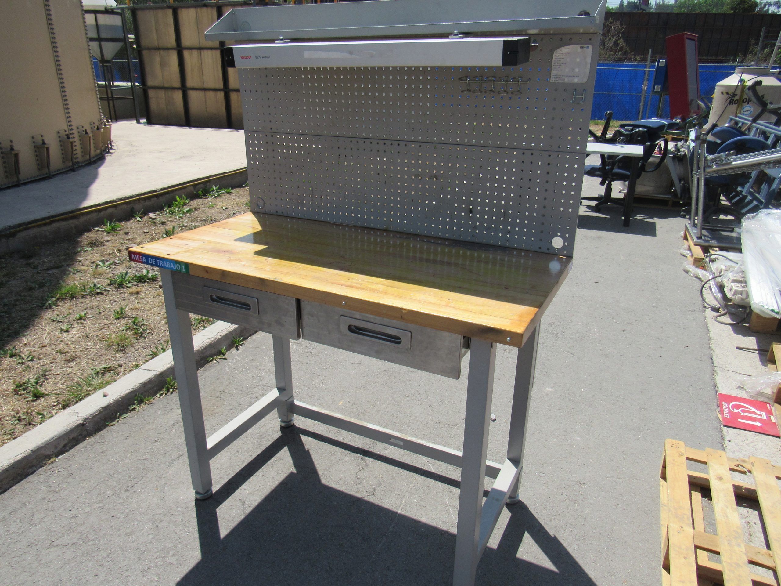 Lote 028 - Mesa de trabajo con cubierta tipo madera, repisa, lampara y 2 cajones - Imagen 4