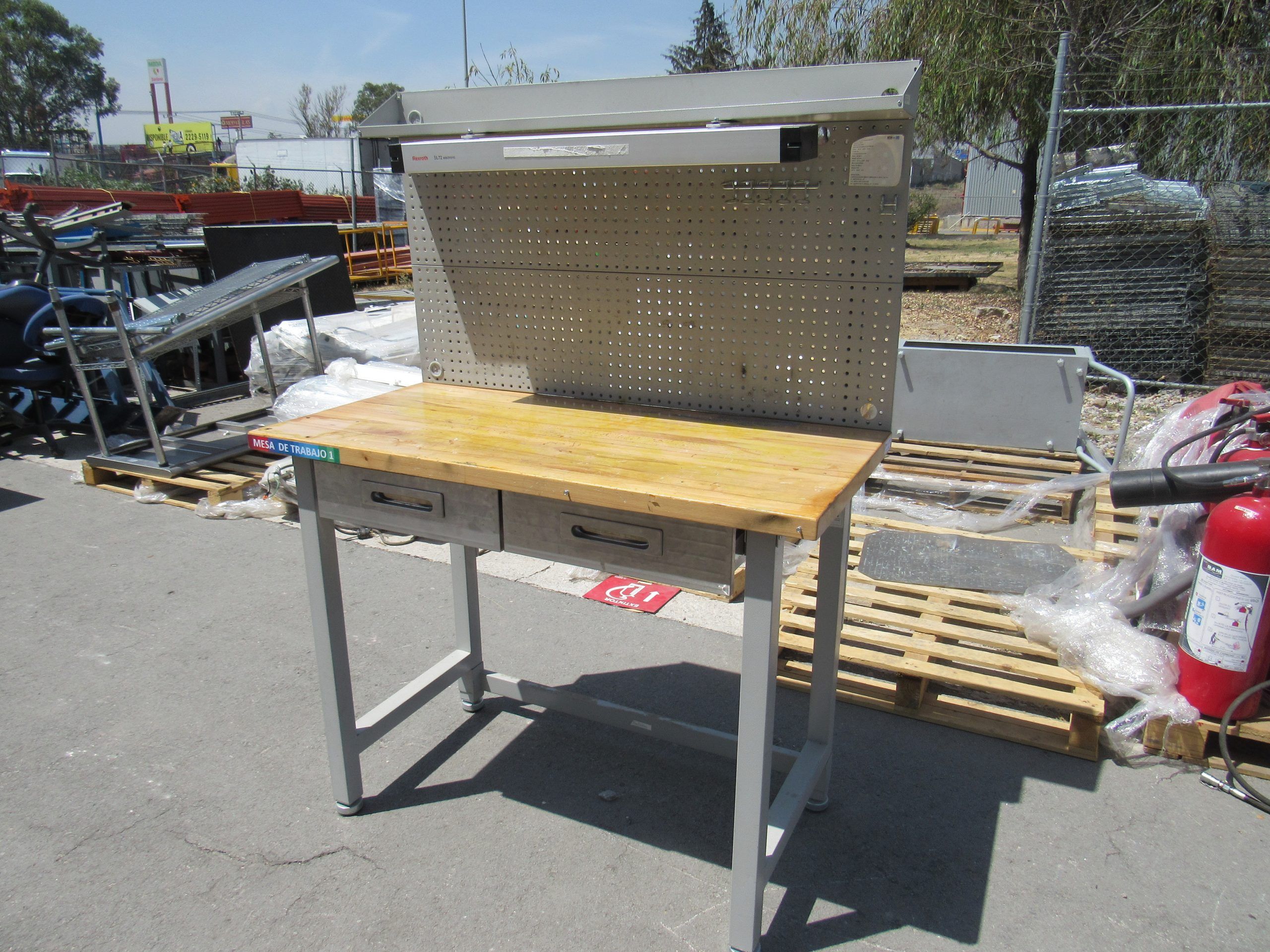 Lote 028 - Mesa de trabajo con cubierta tipo madera, repisa, lampara y 2 cajones - Imagen 6