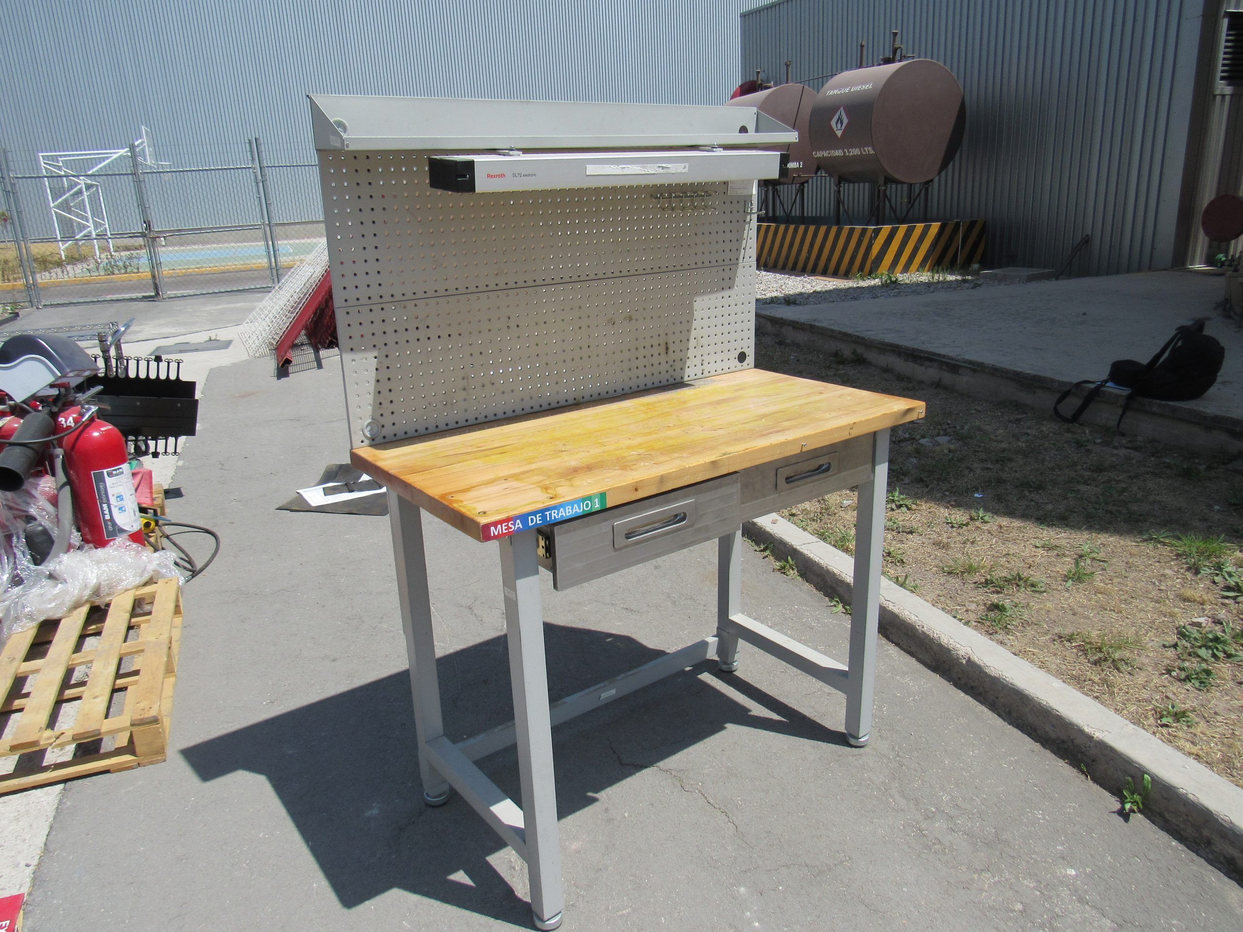 Lote 028 - Mesa de trabajo con cubierta tipo madera, repisa, lampara y 2 cajones