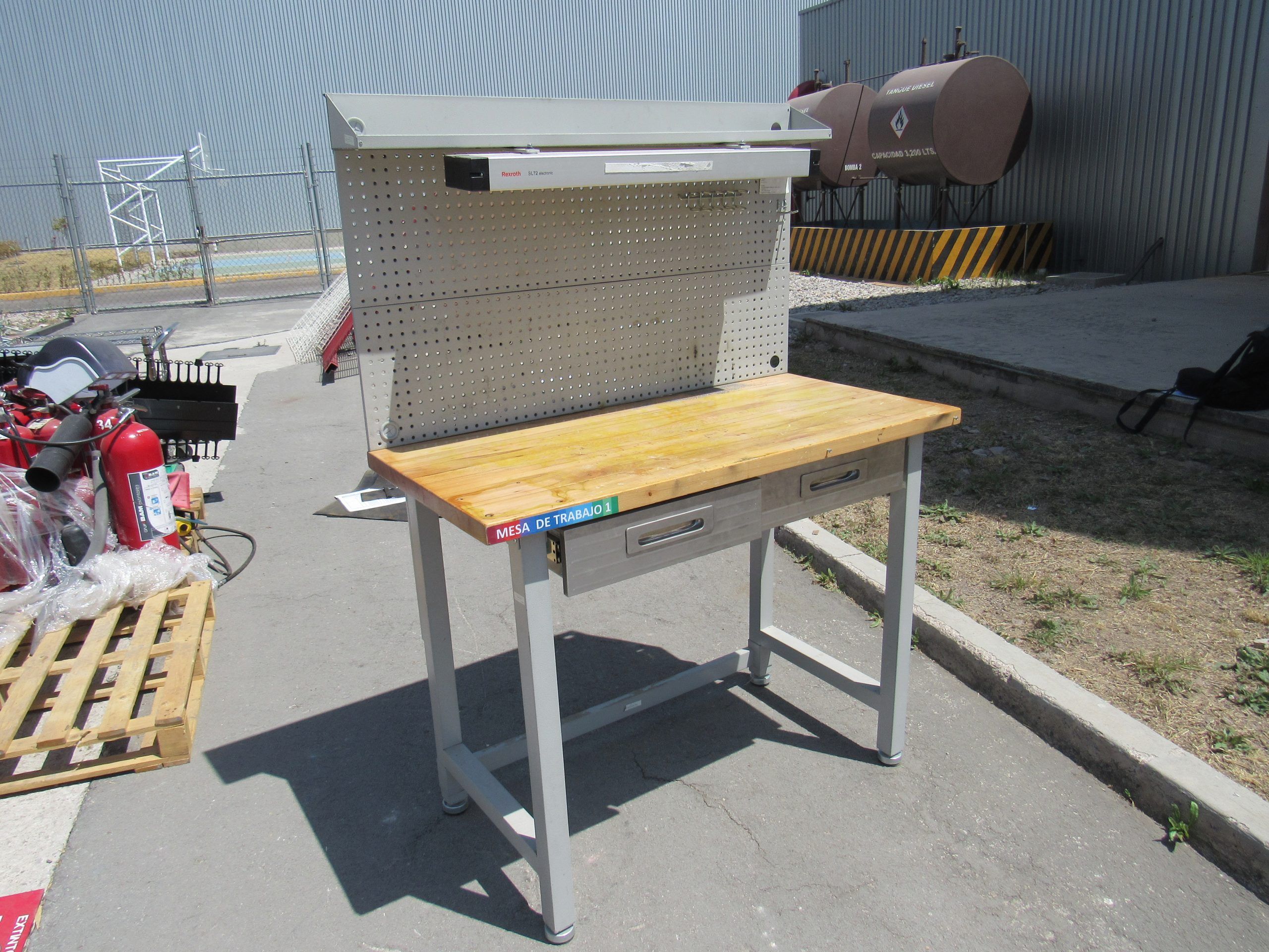 Lote 028 - Mesa de trabajo con cubierta tipo madera, repisa, lampara y 2 cajones - Imagen 7