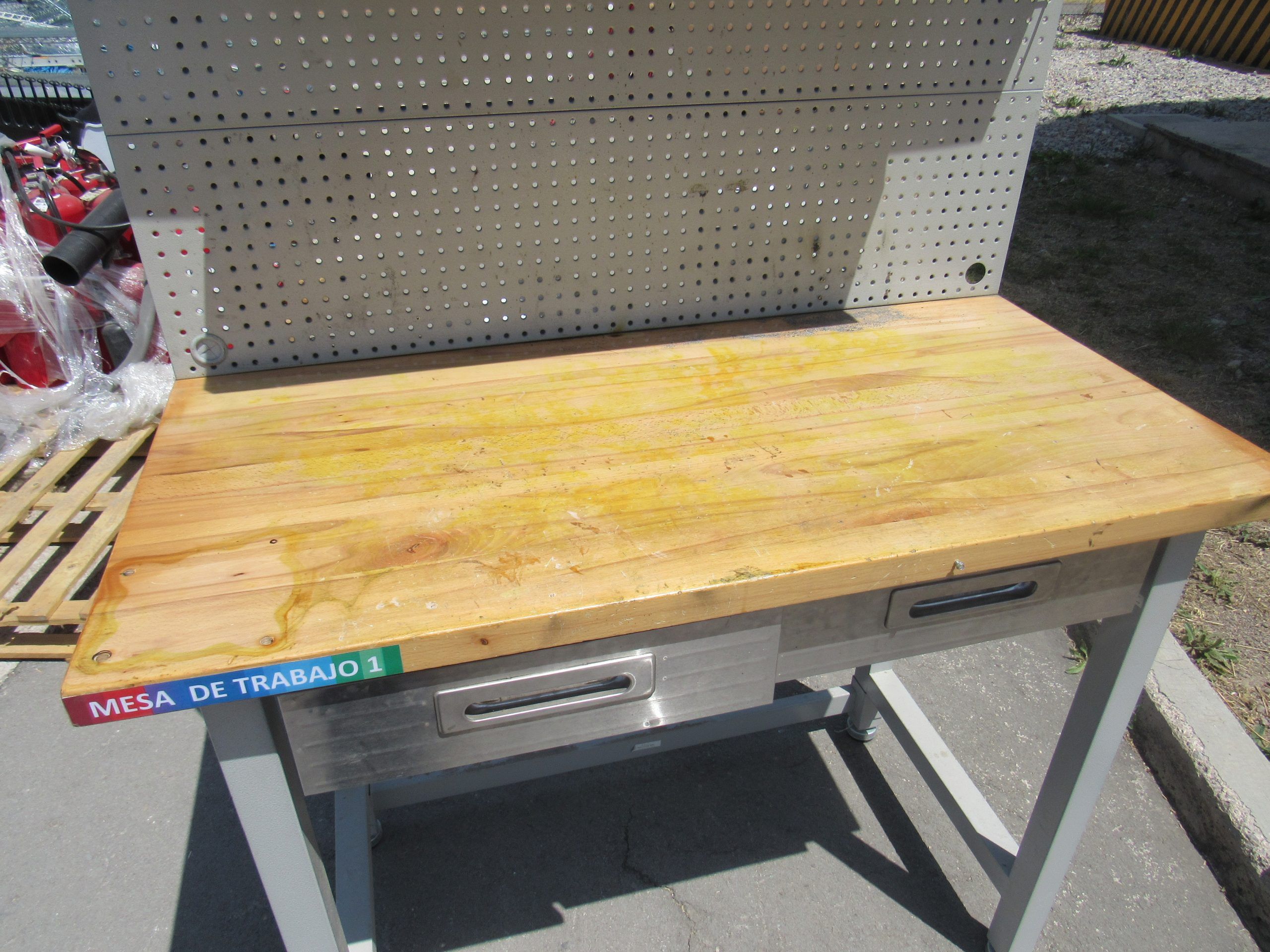 Lote 028 - Mesa de trabajo con cubierta tipo madera, repisa, lampara y 2 cajones - Imagen 10