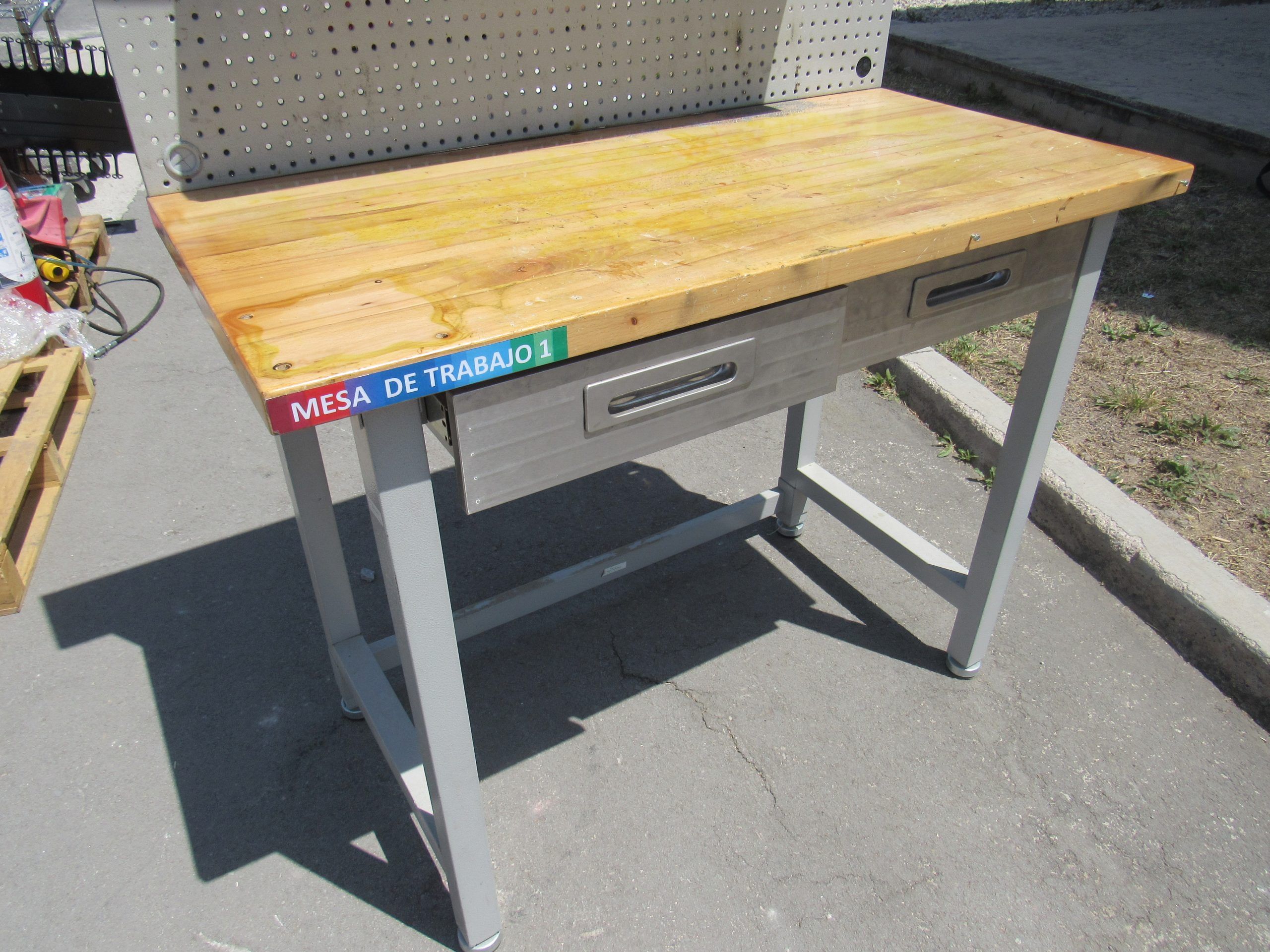 Lote 028 - Mesa de trabajo con cubierta tipo madera, repisa, lampara y 2 cajones - Imagen 12