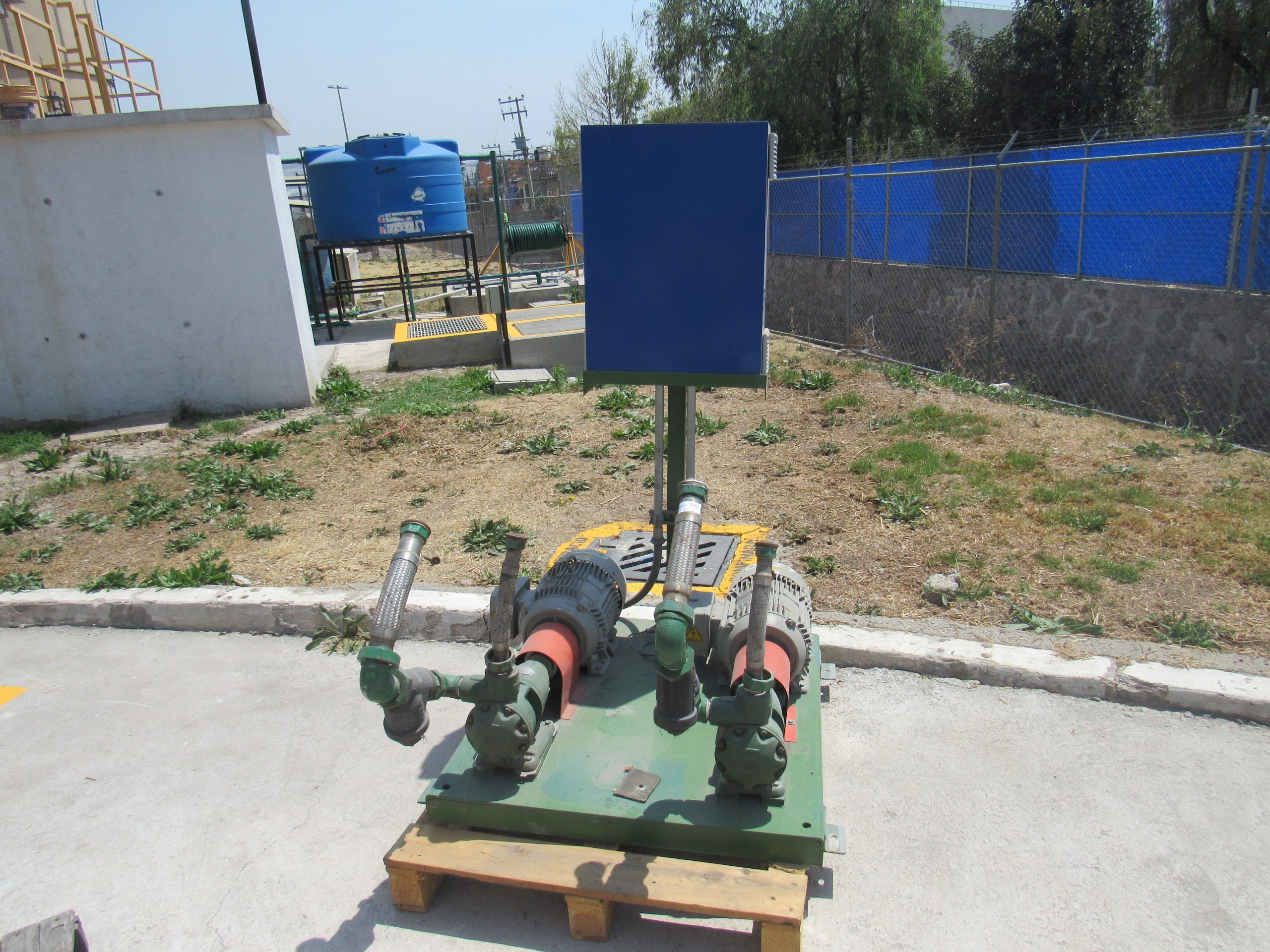 Lote 001 - Estructura metálica con 2 bombas eléctricas (7,5 CP, 5595 KW, 67 KG) y tablero de control - Imagen 2
