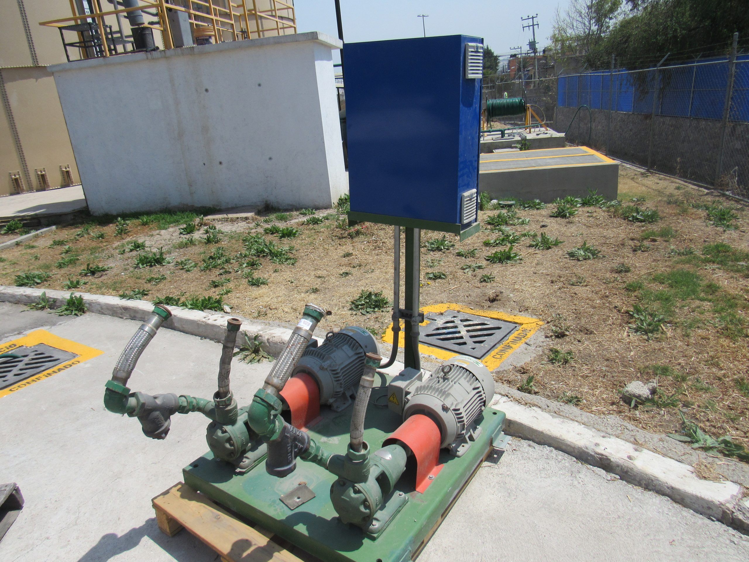 Lote 001 - Estructura metálica con 2 bombas eléctricas (7,5 CP, 5595 KW, 67 KG) y tablero de control - Imagen 3