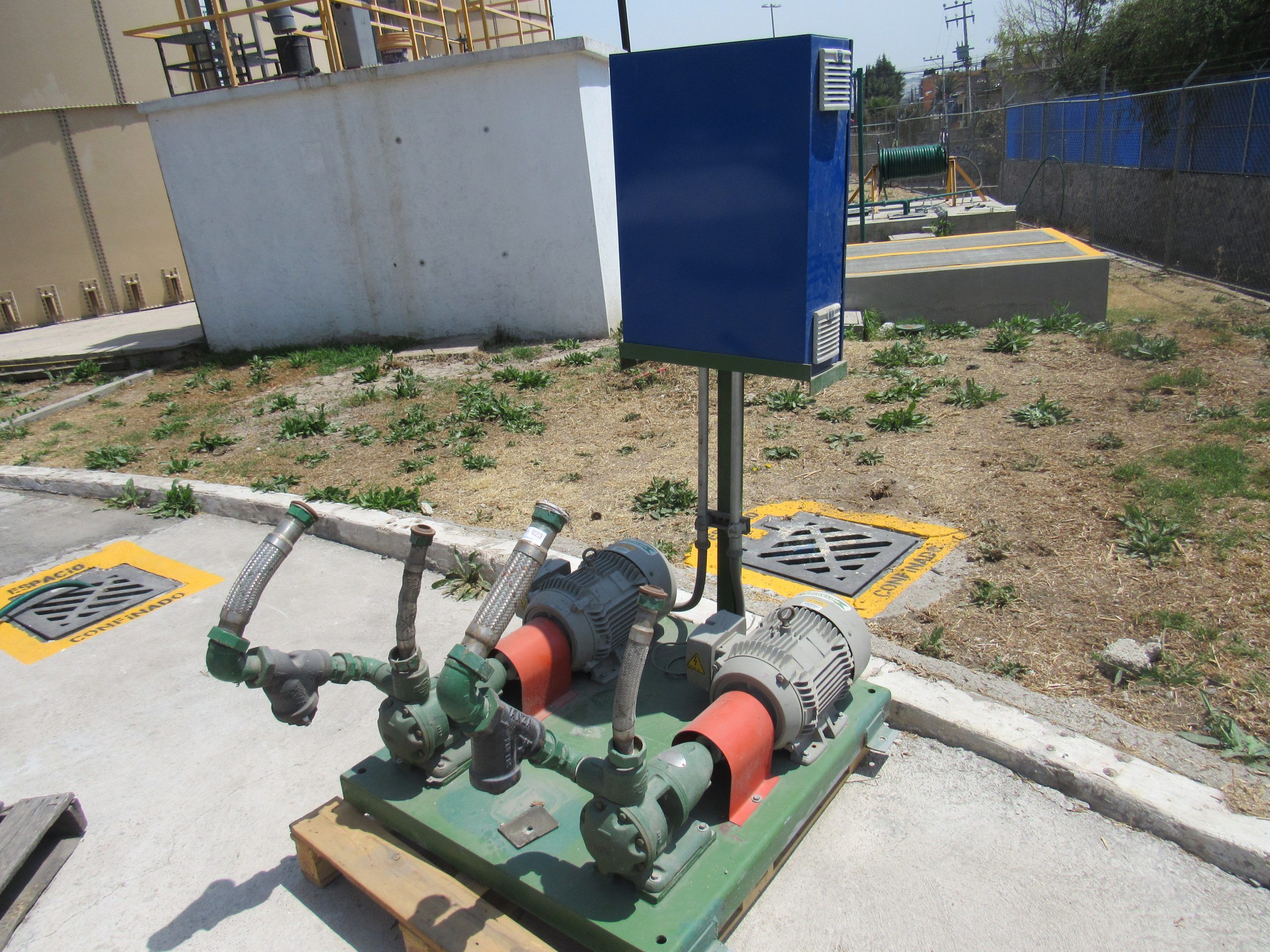 Lote 001 - Estructura metálica con 2 bombas eléctricas (7,5 CP, 5595 KW, 67 KG) y tablero de control