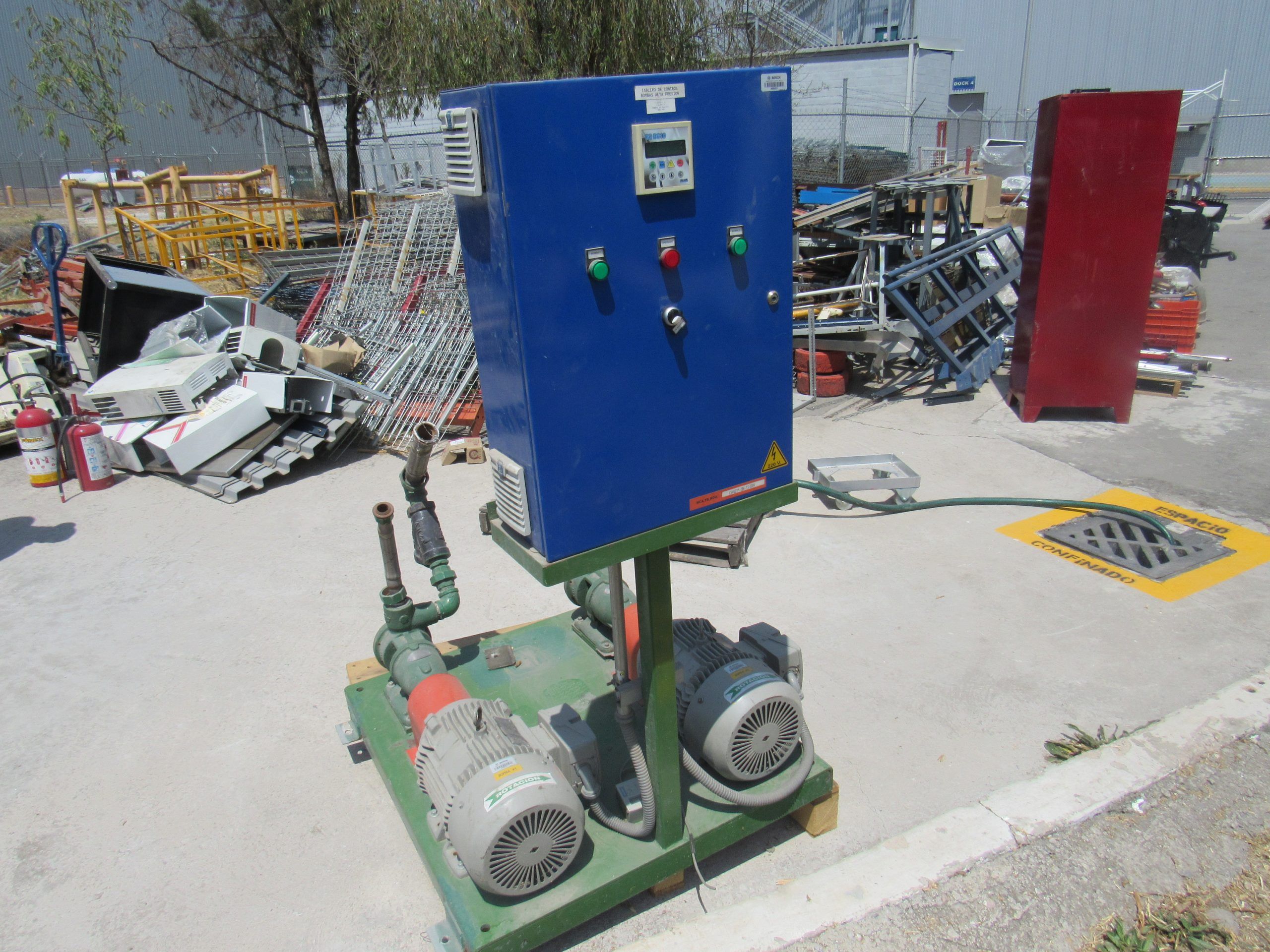 Lote 001 - Estructura metálica con 2 bombas eléctricas (7,5 CP, 5595 KW, 67 KG) y tablero de control - Imagen 4