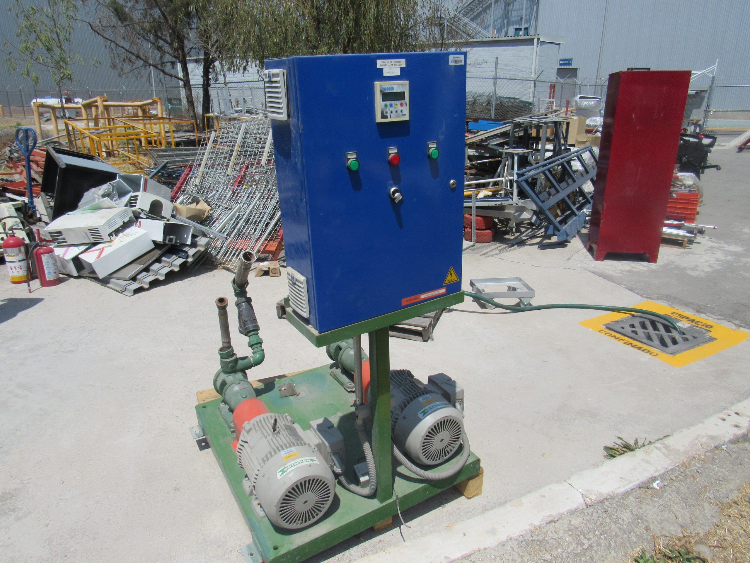 Lote 001 - Estructura metálica con 2 bombas eléctricas (7,5 CP, 5595 KW, 67 KG) y tablero de control - Imagen 5