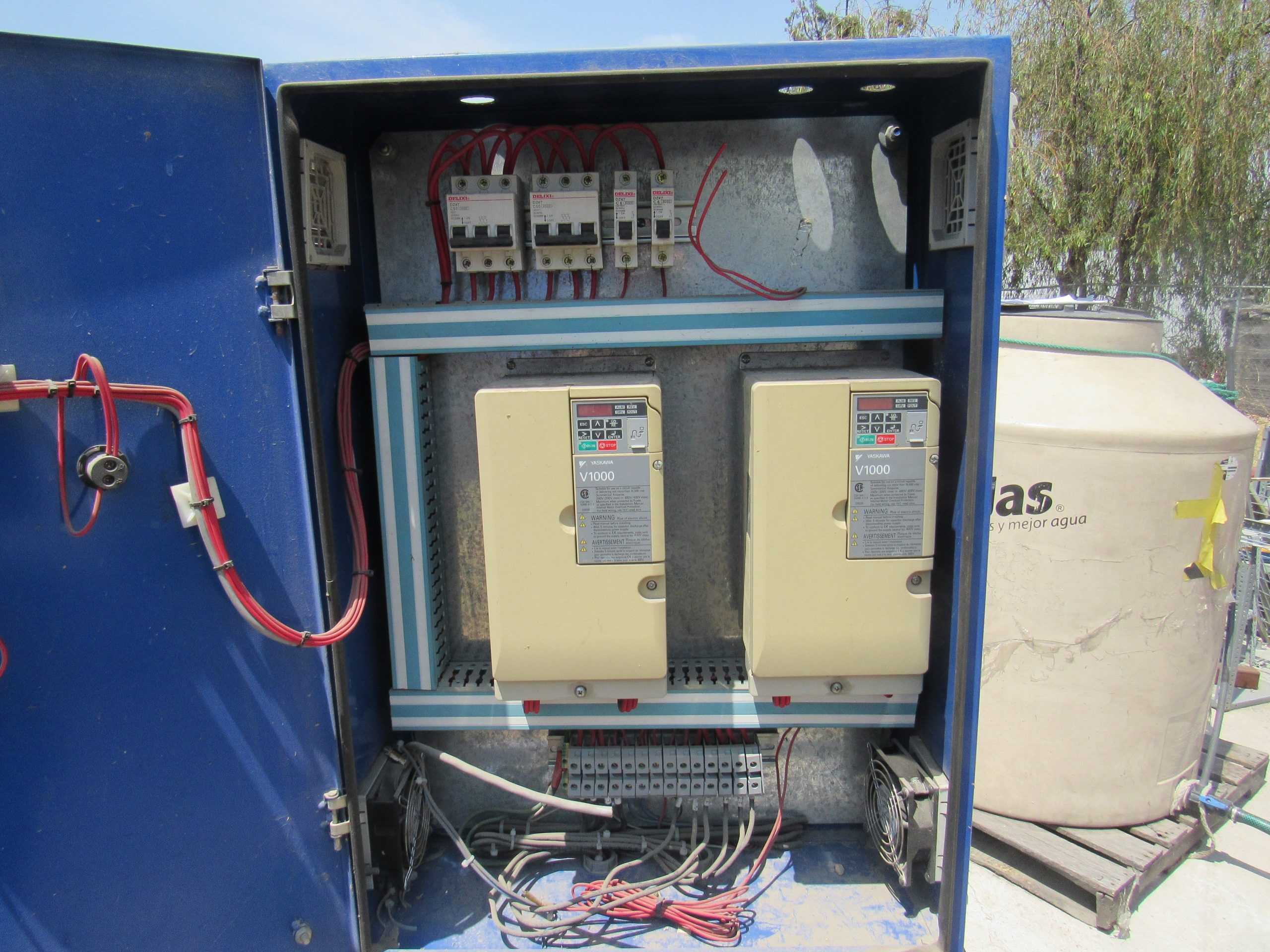 Lote 001 - Estructura metálica con 2 bombas eléctricas (7,5 CP, 5595 KW, 67 KG) y tablero de control - Imagen 7