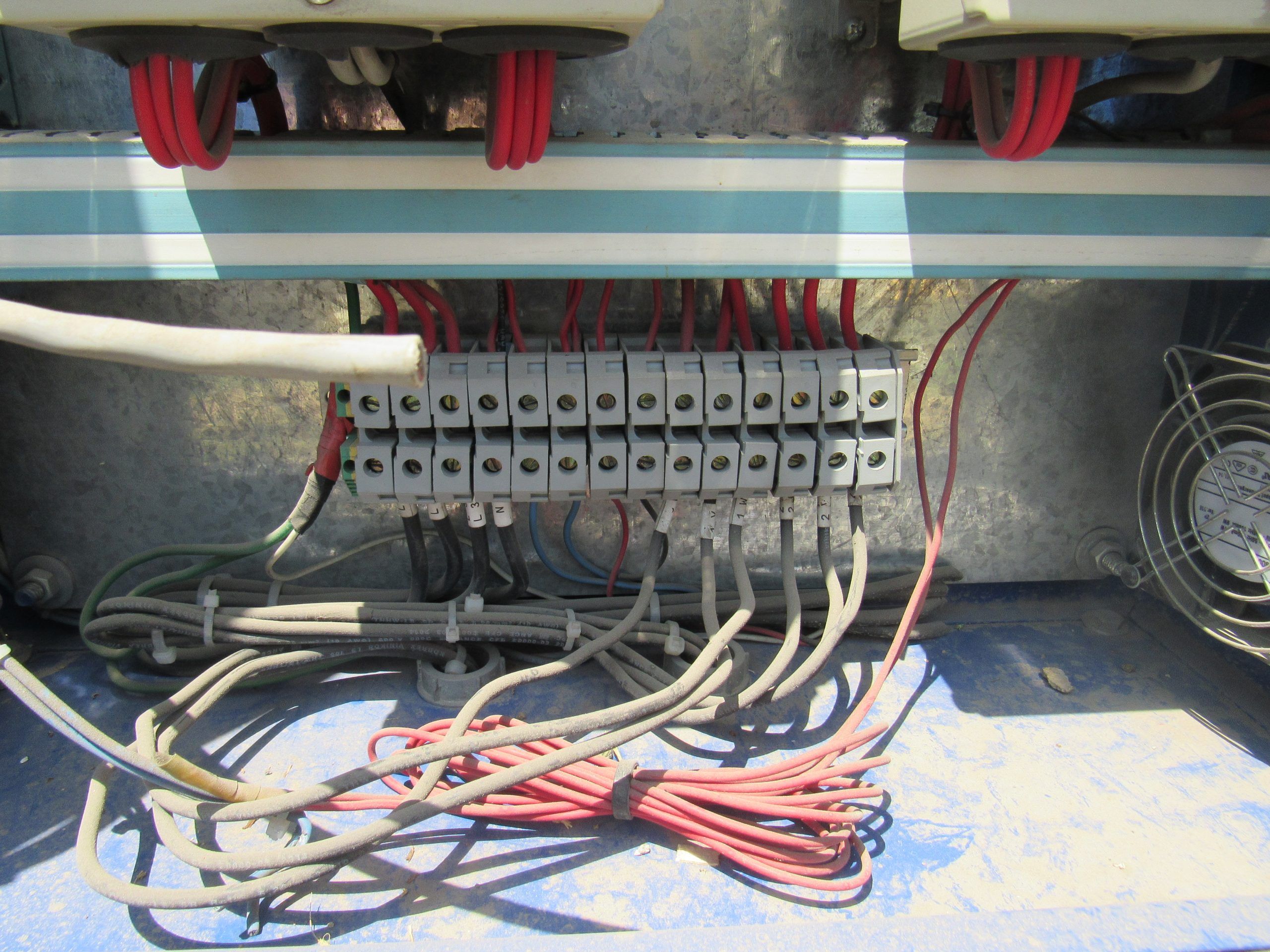 Lote 001 - Estructura metálica con 2 bombas eléctricas (7,5 CP, 5595 KW, 67 KG) y tablero de control - Imagen 9