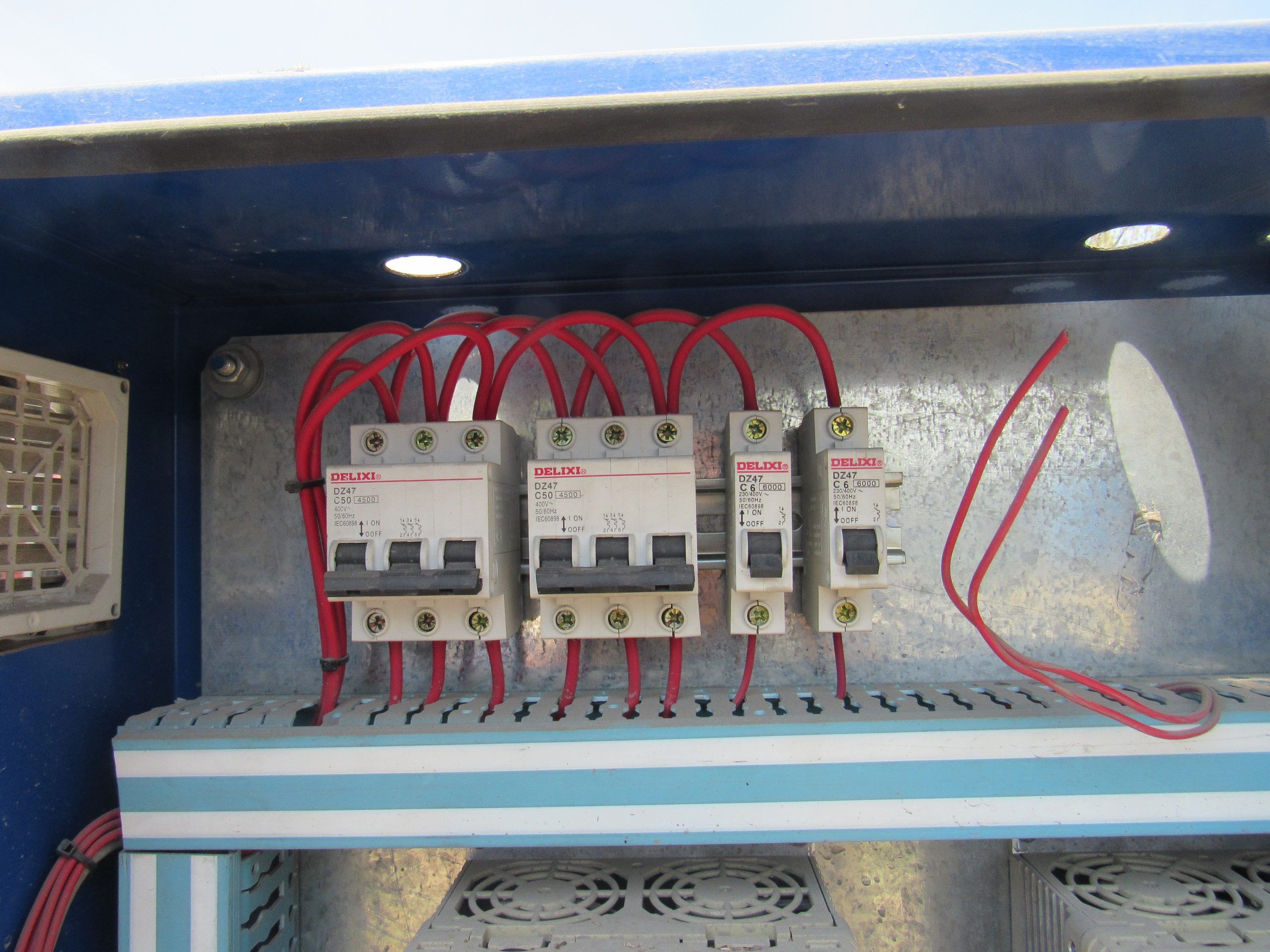 Lote 001 - Estructura metálica con 2 bombas eléctricas (7,5 CP, 5595 KW, 67 KG) y tablero de control - Imagen 11