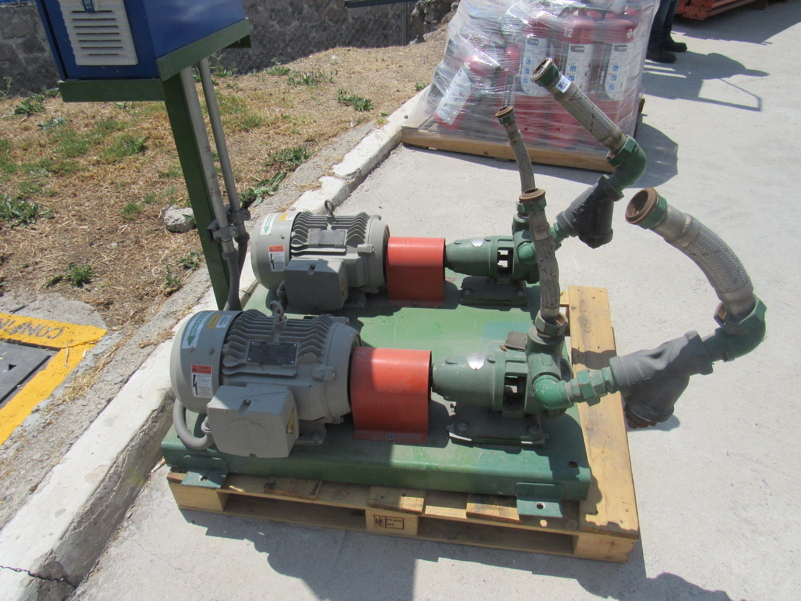 Lote 001 - Estructura metálica con 2 bombas eléctricas (7,5 CP, 5595 KW, 67 KG) y tablero de control - Imagen 16