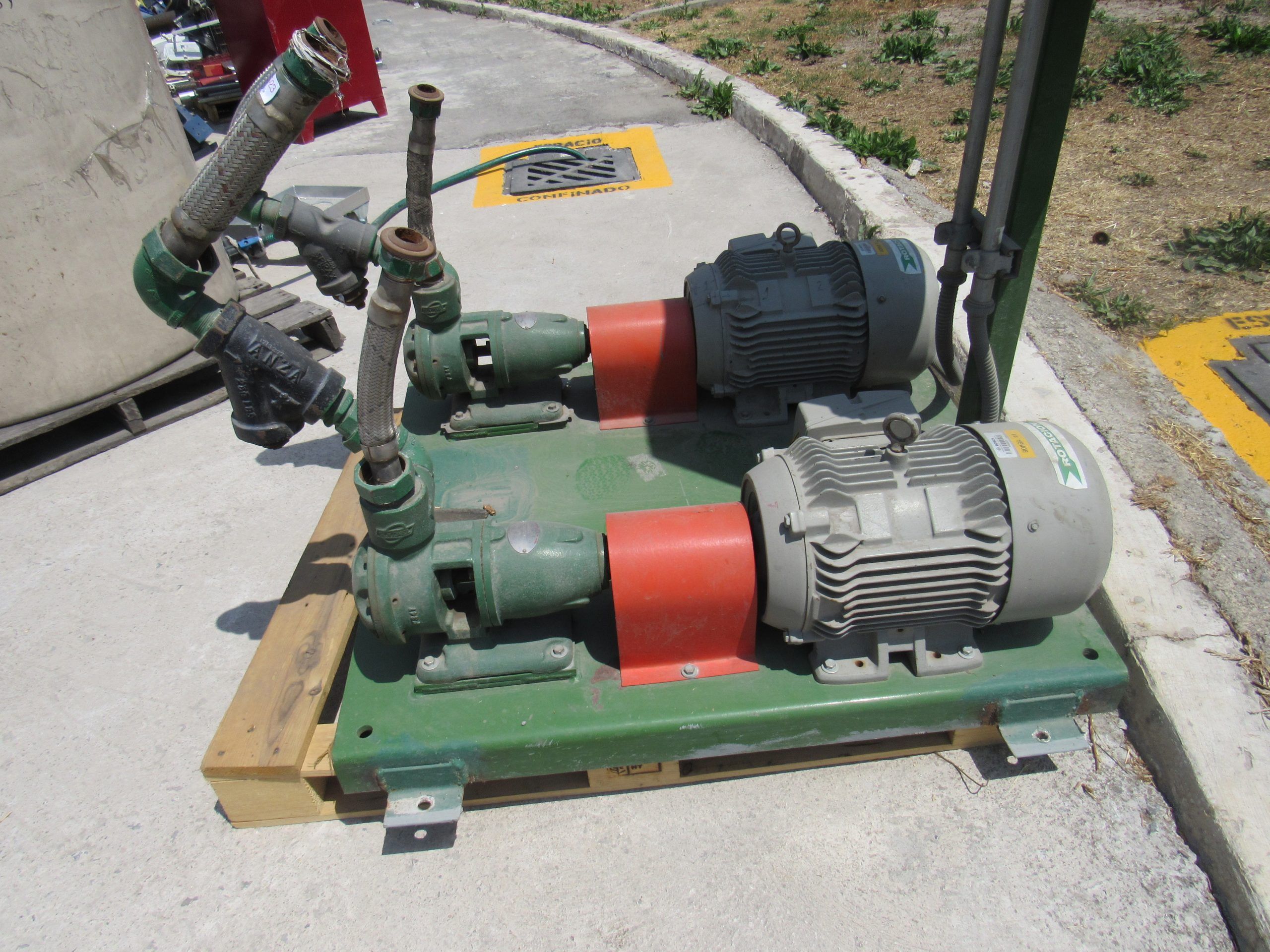 Lote 001 - Estructura metálica con 2 bombas eléctricas (7,5 CP, 5595 KW, 67 KG) y tablero de control - Imagen 19