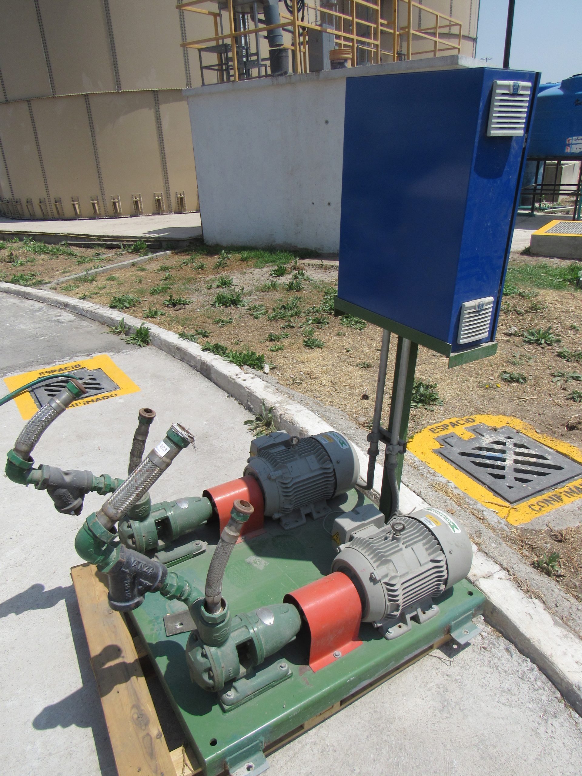 Lote 001 - Estructura metálica con 2 bombas eléctricas (7,5 CP, 5595 KW, 67 KG) y tablero de control - Imagen 20