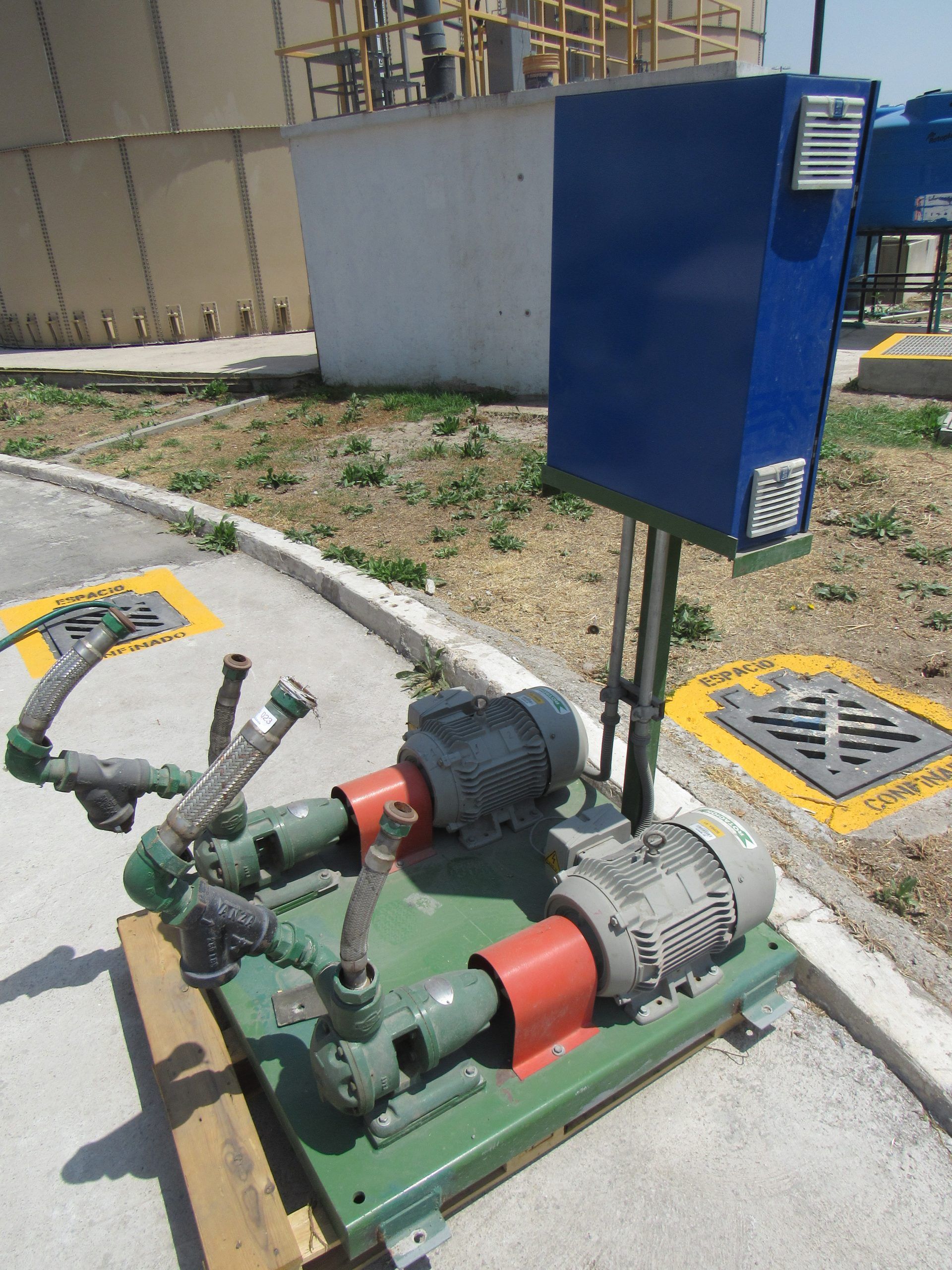 Lote 001 - Estructura metálica con 2 bombas eléctricas (7,5 CP, 5595 KW, 67 KG) y tablero de control - Imagen 21