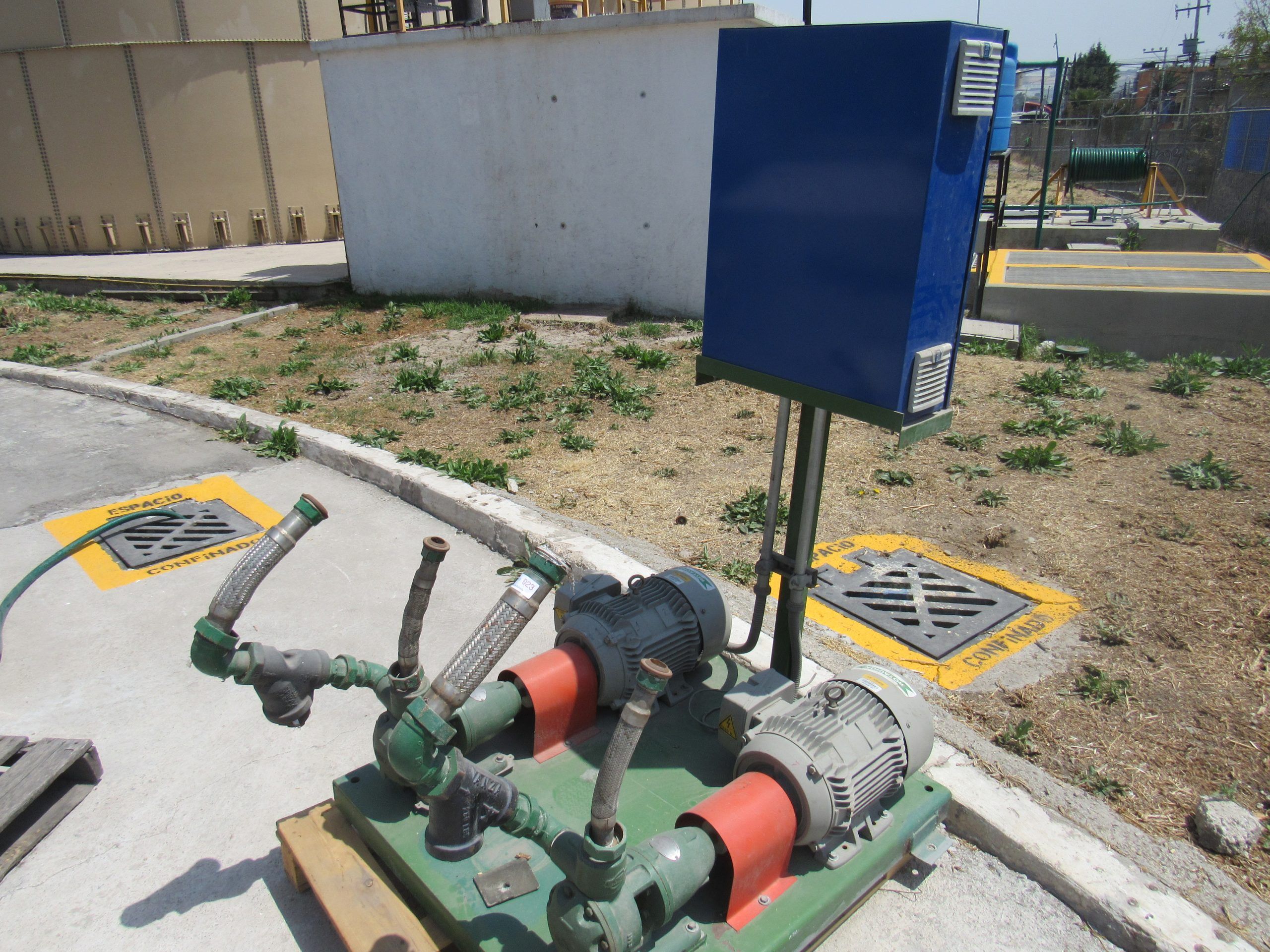 Lote 001 - Estructura metálica con 2 bombas eléctricas (7,5 CP, 5595 KW, 67 KG) y tablero de control - Imagen 22