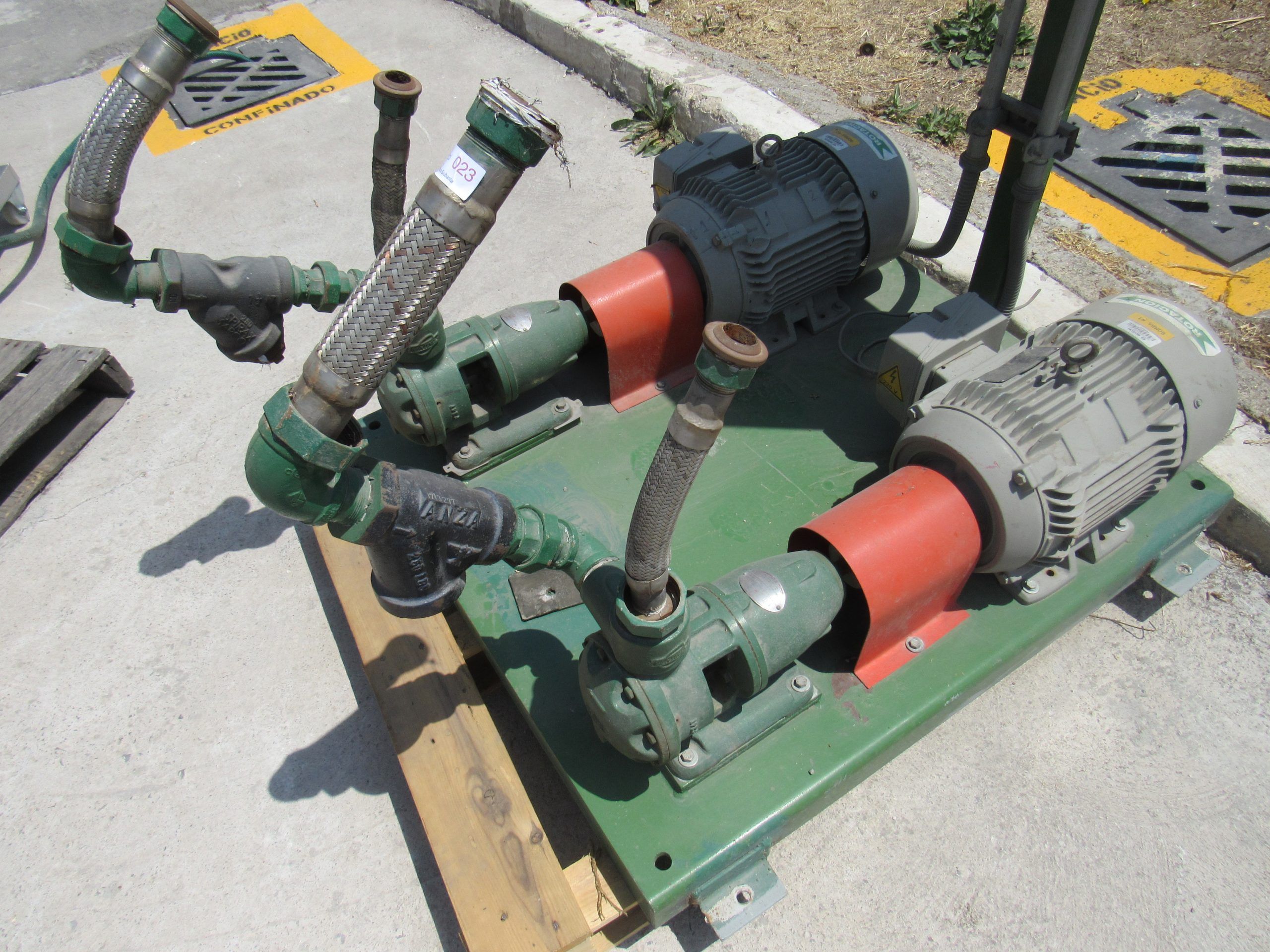 Lote 001 - Estructura metálica con 2 bombas eléctricas (7,5 CP, 5595 KW, 67 KG) y tablero de control - Imagen 23